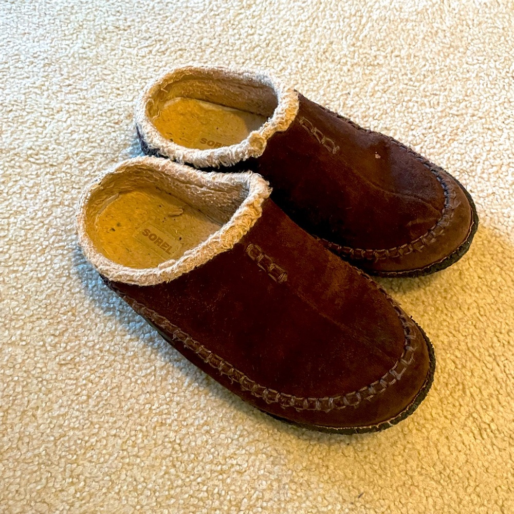 Sorel size 9 slippers